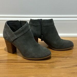 Koolaburra by Ugg Gray Suede Heeled Ankle Boots, size 8